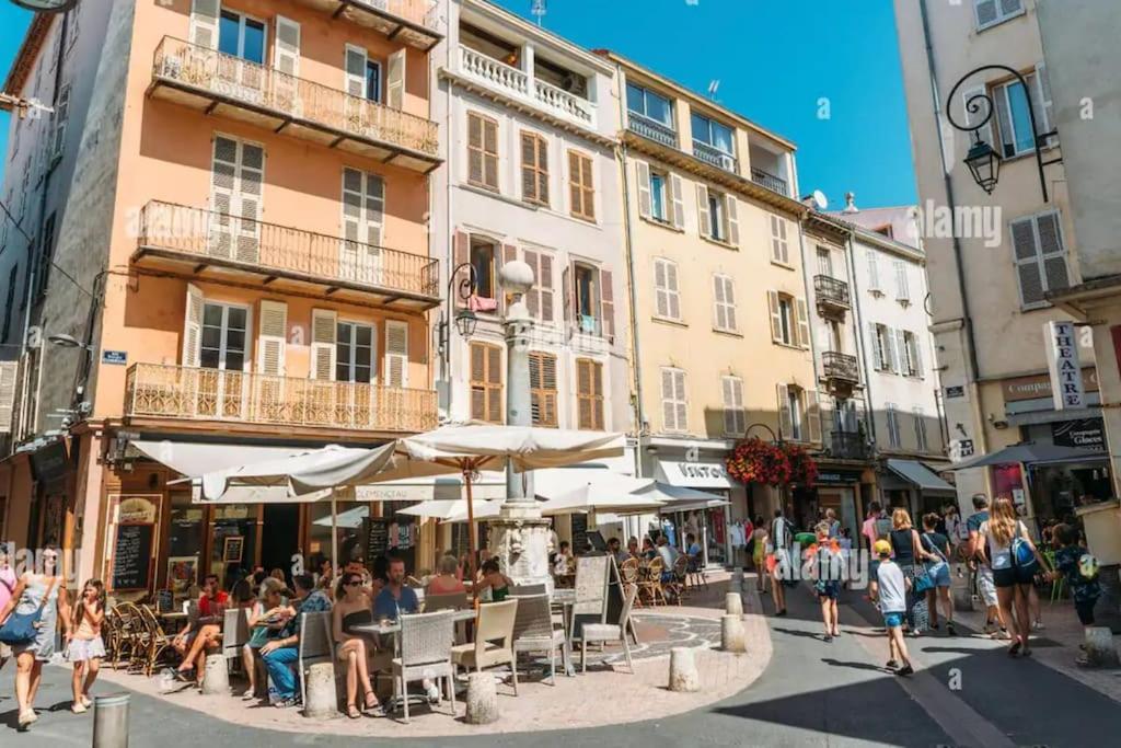 Studio En Plein Coeur Du Vieil Antibes, Vue Sur Place Romantique Esterno foto