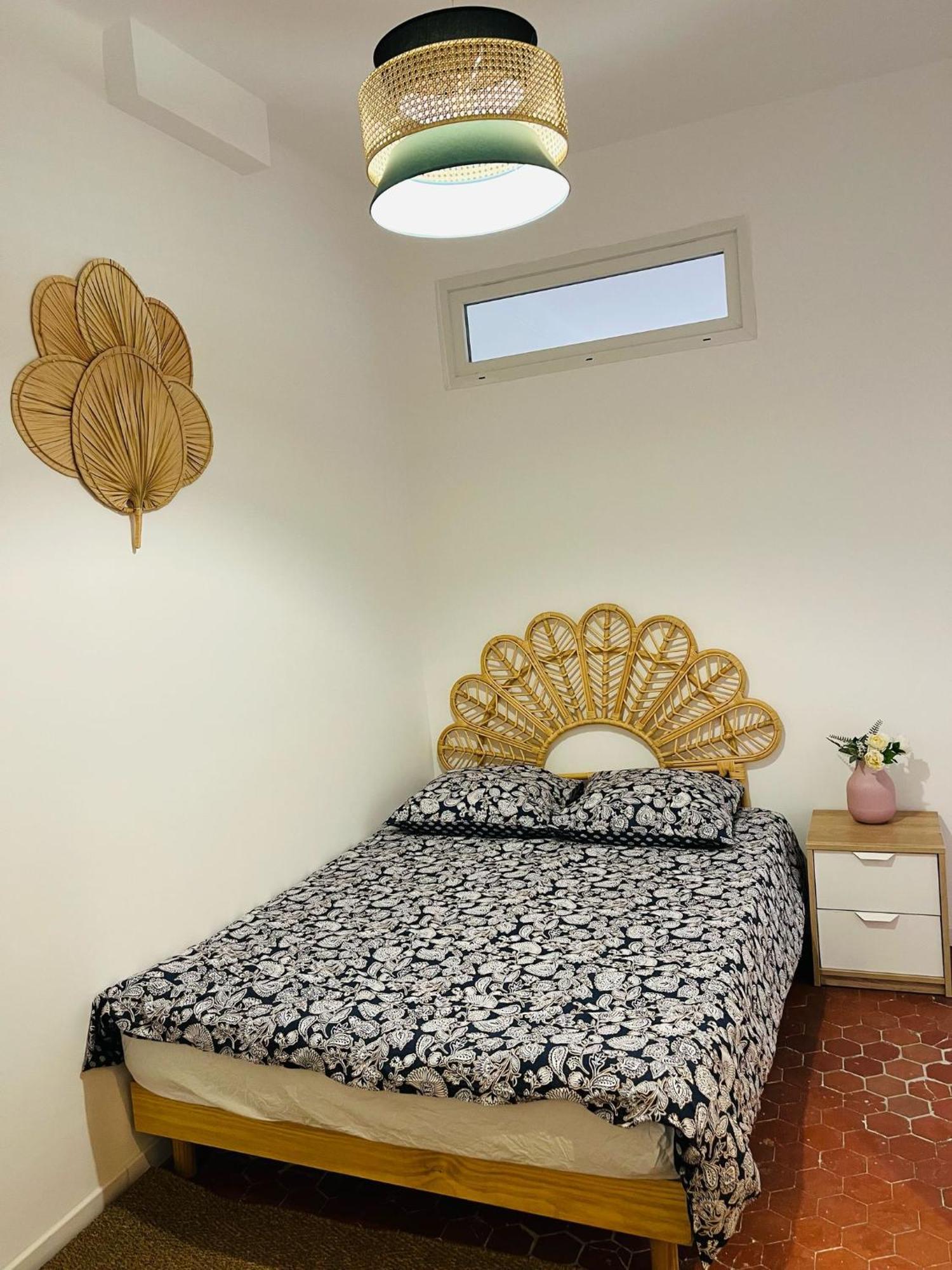 Studio En Plein Coeur Du Vieil Antibes, Vue Sur Place Romantique Esterno foto