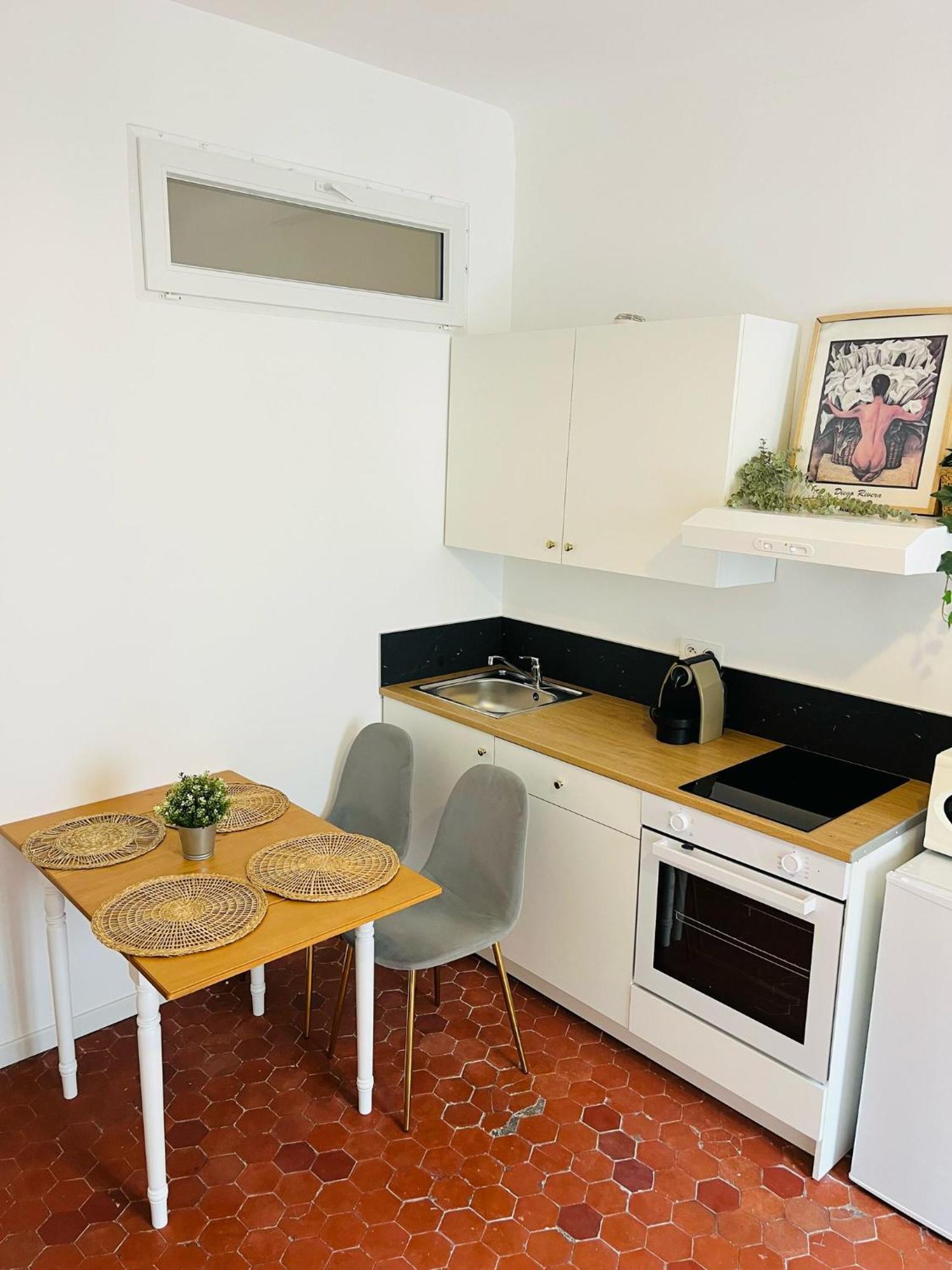 Studio En Plein Coeur Du Vieil Antibes, Vue Sur Place Romantique Esterno foto
