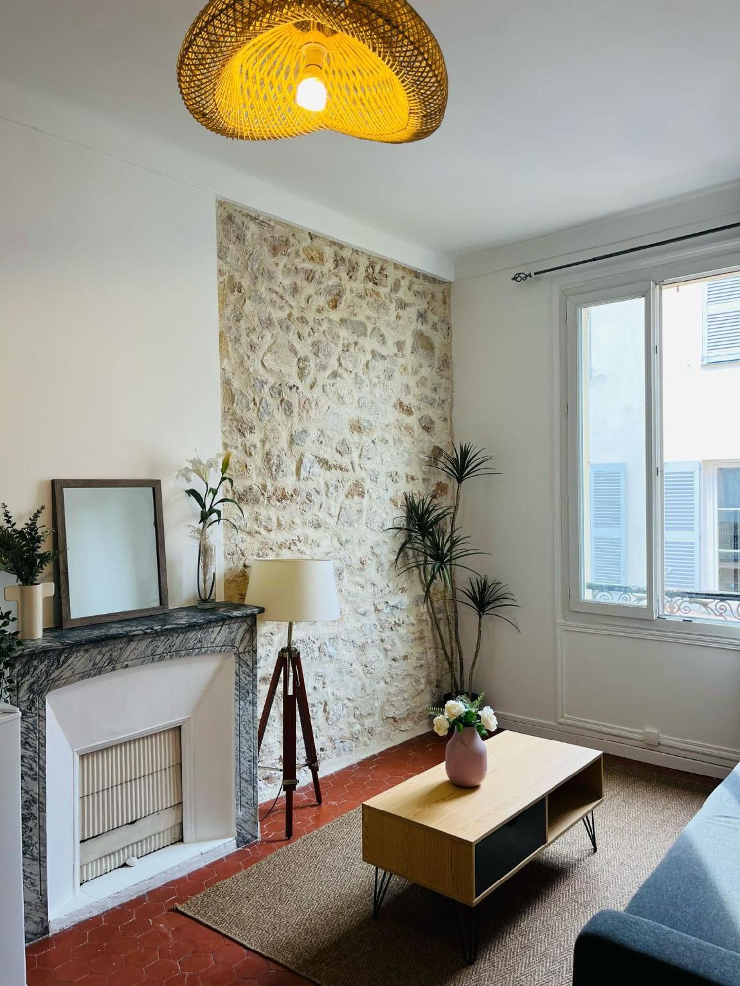 Studio En Plein Coeur Du Vieil Antibes, Vue Sur Place Romantique Esterno foto
